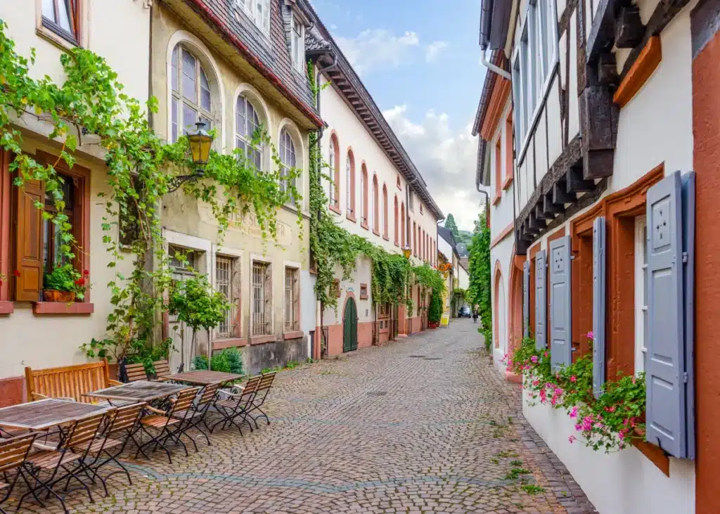 Charmante Kopfsteinpflasterstraße mit historischen Häusern in Neustadt an der Weinstraße