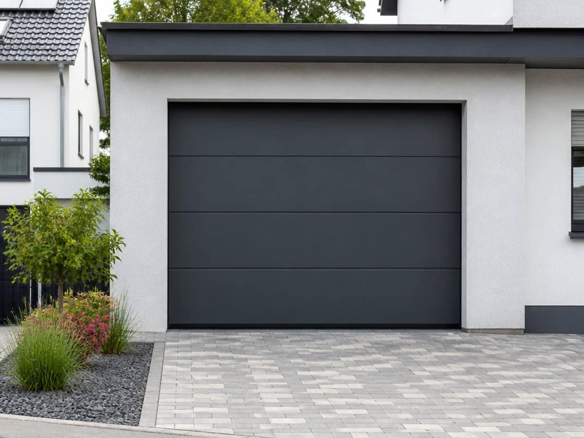 Garagentor Anthrazit RAL 7016 mit glatter Planar-Oberfläche an einem modernen deutschen Haus