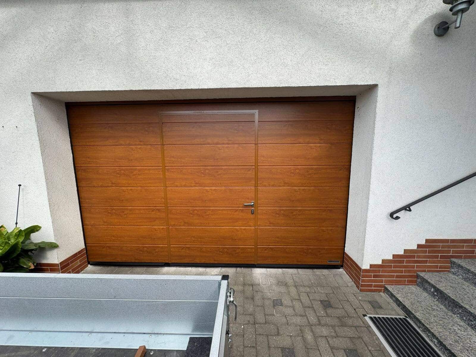 Braunes Garagentor aus Holz mit eingebauter Tür