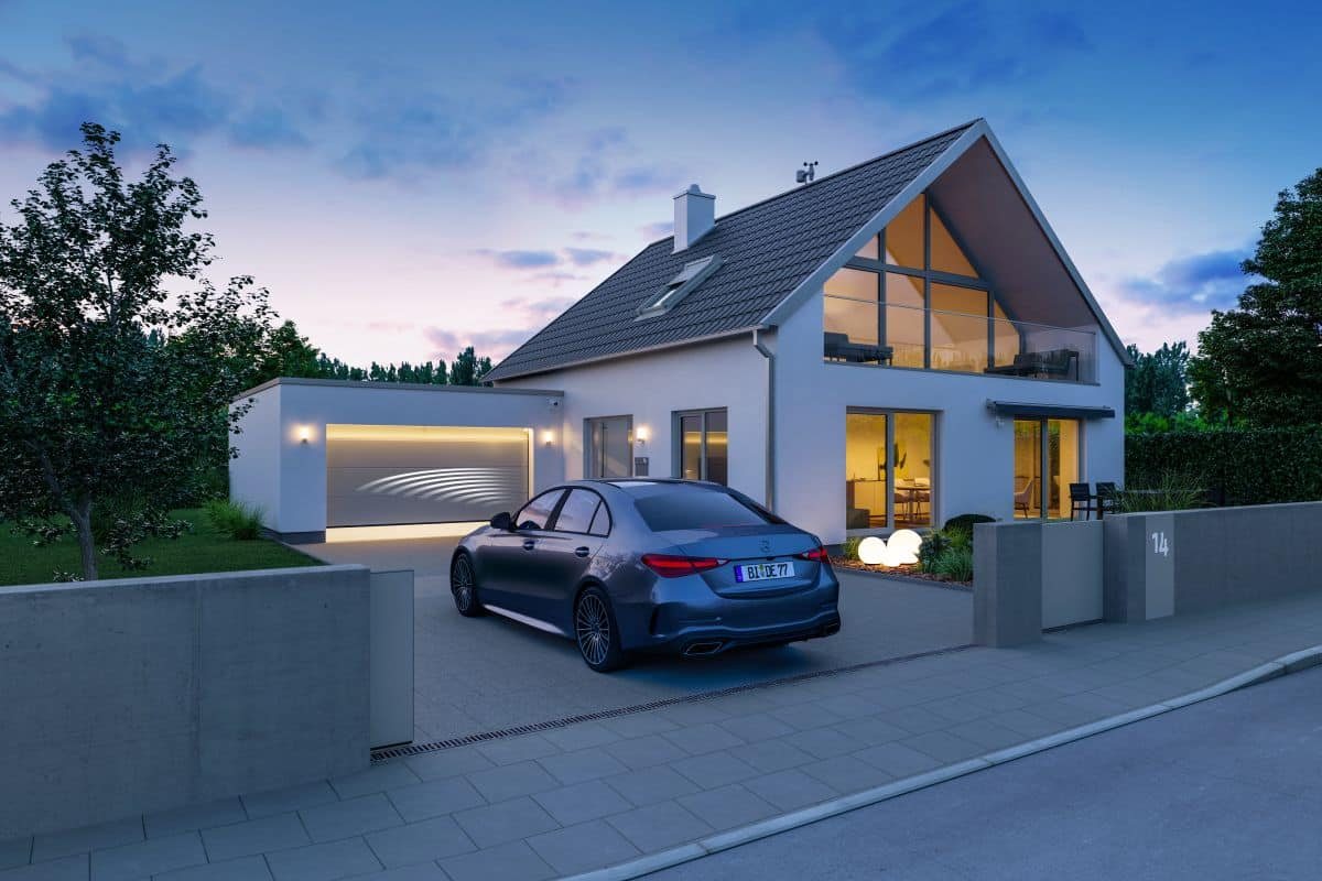 Modernes Haus mit sich öffnendem Sektionaltor
