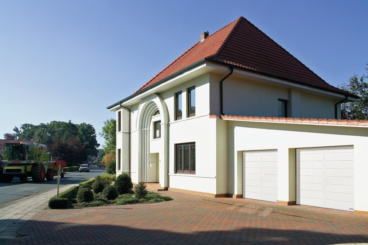 Zweistöckiges Haus mit rotem Dach und Garage