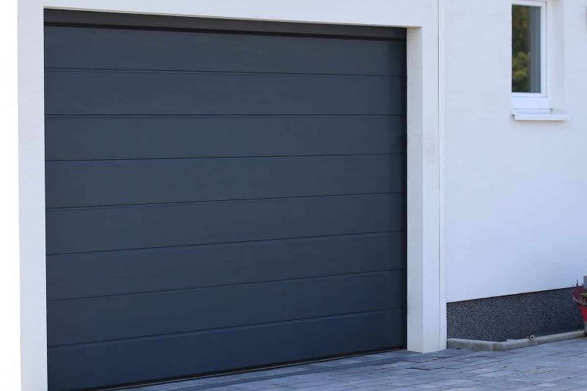 Geschlossenes dunkles Sektionaltor mit horizontalen Paneelen